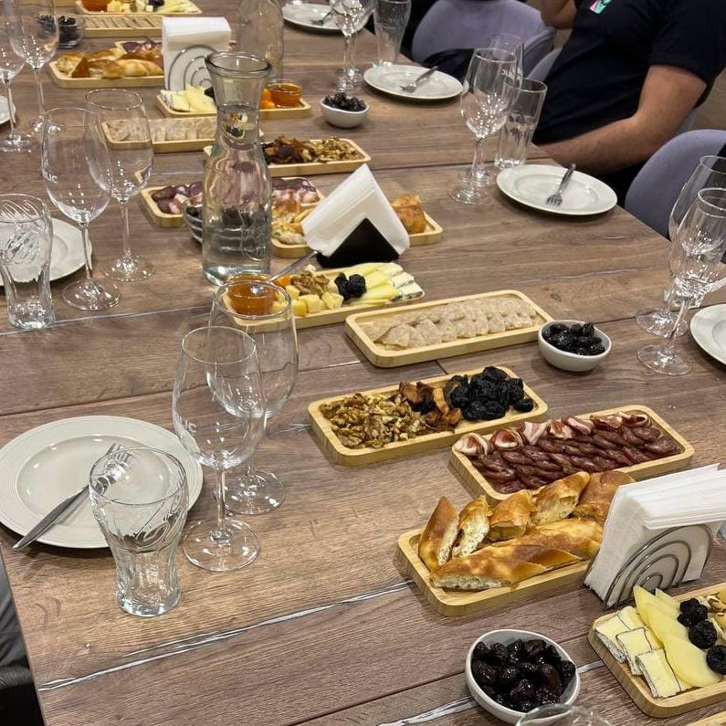 Masă pregătită pentru degustare