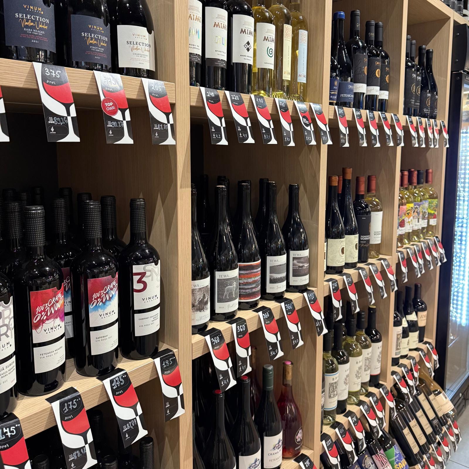 Rafturile vinotecii