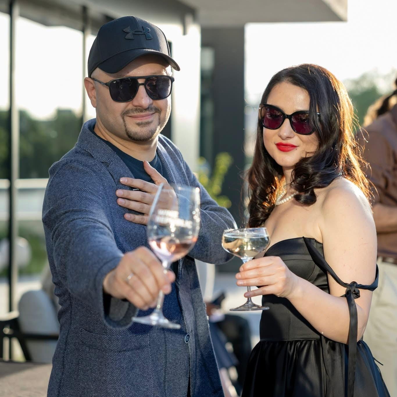 Oameni cu pahare de vin